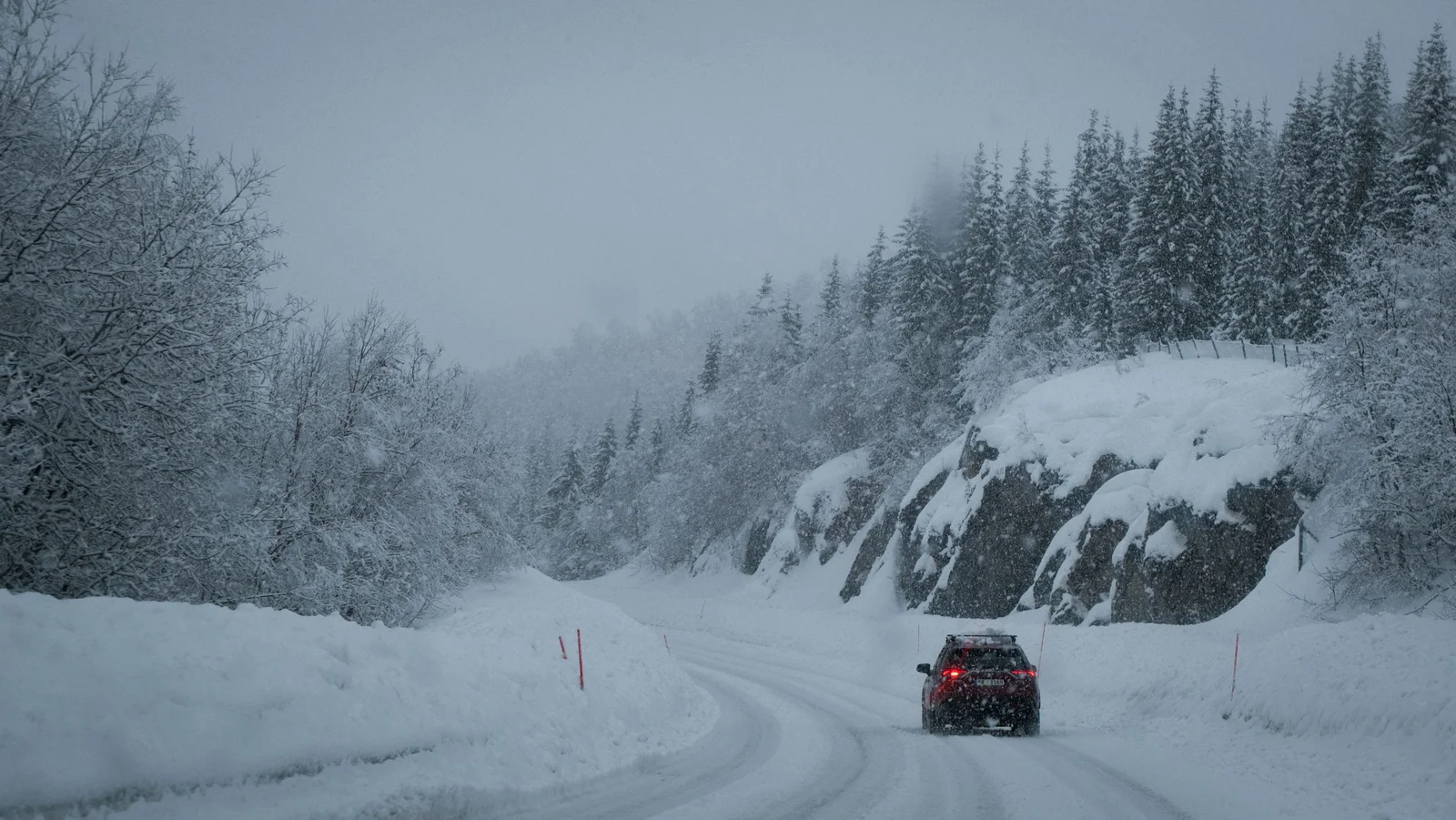 Route de montagne enneigée, où le frein moteur et le mode neige changent tout